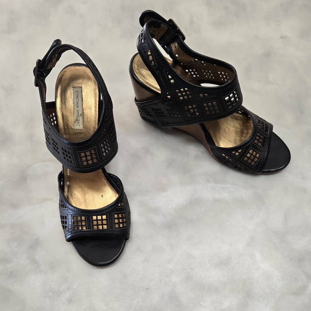 Cynthia Vincet Black Summer Leather 4" Wedge Size 9.5 - Picture 1 of 8